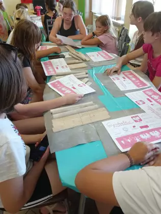 Uczestnicy zajęć słuchają prelekcji na temat symboli narodowych.