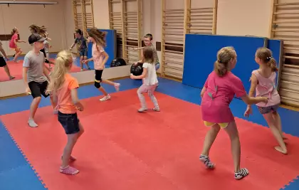 Zabawy ruchowe na sali gimnastycznej.