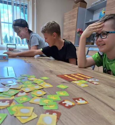 Chłopcy grają w grę planszową.