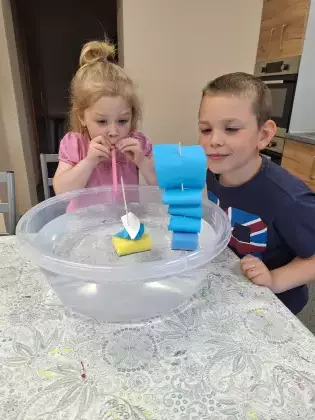 Dzieci bawią się w wyścigi statków.