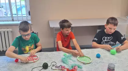 Chłopcy wykonują kolorowe łapacze.