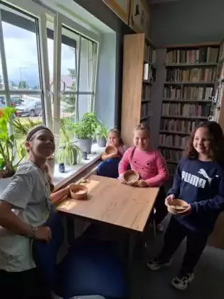 Dziewczyny szukają kamieni ukrytych w bibliotece.