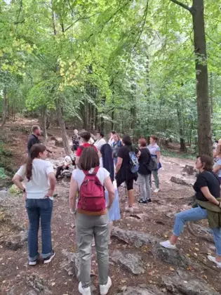 Grupa słucha przewodnika idąc na górę Zborów.