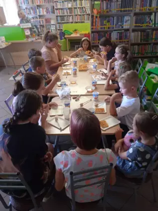 Poczęstunek dzieci po zajęciach.