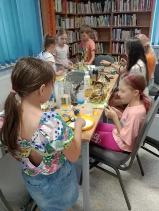 Uczestnicy zajęć w trakcie robienia trójwymiarowych makiet gór.