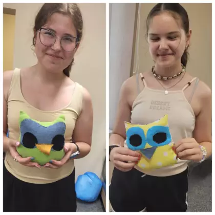 Dwie dziewczynki wraz z uszytymi sówkami.