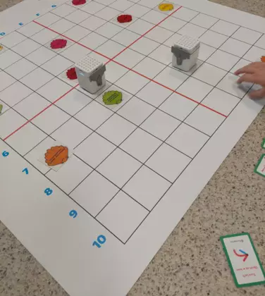 Genibot poruszający się po ustalonej przez dzieci trasie.