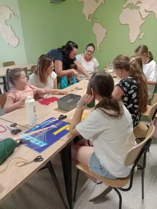 Uczestnicy zajęć w trakcie robienia liści z makramy.