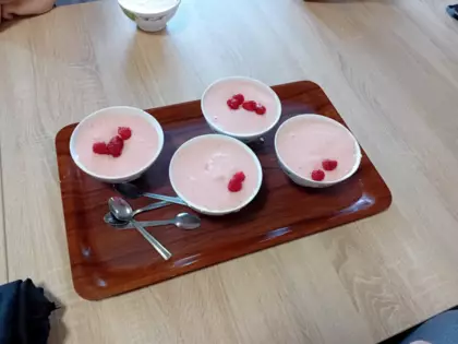 Zdjęcie przedstawia miseczki wypełnione szpajzą ugotowaną przez uczestników zajęć.