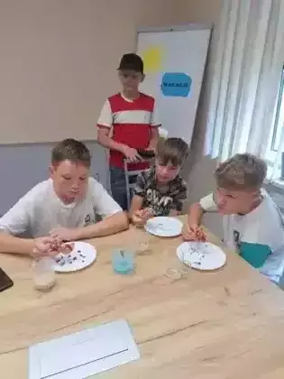 Chłopcy zajadają się jagodziankami.