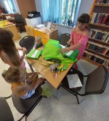 Uczestnicy zajęć szykują materiały potrzebne do zrobienia makiety.