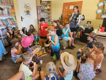 Uczestnicy po zajęciach częstują się słodyczami.