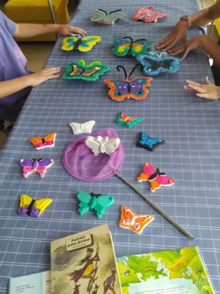 Kolekcja motylków pomalowana przez dzieci.