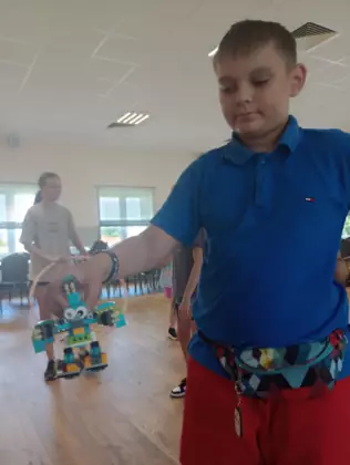 Chłopak prezentuje swój pojazd z klocków lego.