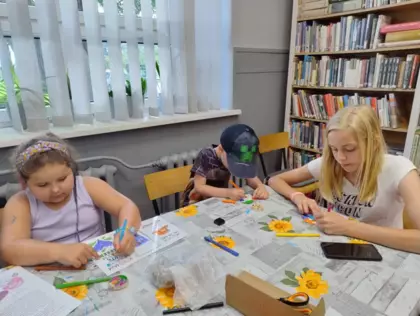 Dzieci malują obrazki dla taty.