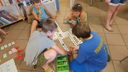 Chłopcy programują trasę dla Ozobota.