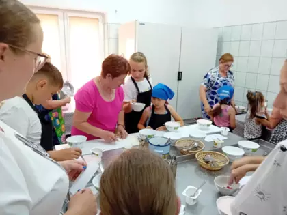 Dzieci szykuja miseczki potrzebne do przyrządzenia deseru (szpajzy).