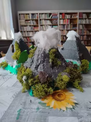 Góry zrobione ze styropianu, pomalowane farbami i oklejone watą.