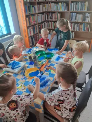 Uczestnicy zajęć wykonują makiety łąk i mórz.