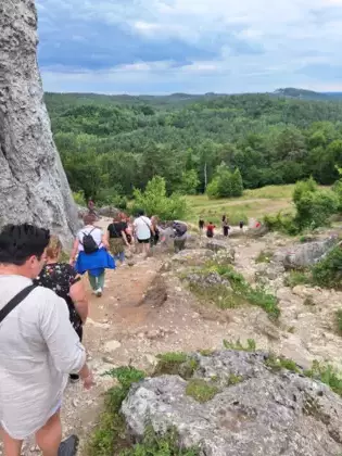 Grupa schodzi z góry Zborów.