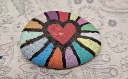 Kamyk pomalowany kolorowymi markerami.