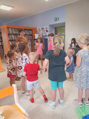 Dzieci stoją w kole podczas zabawy.