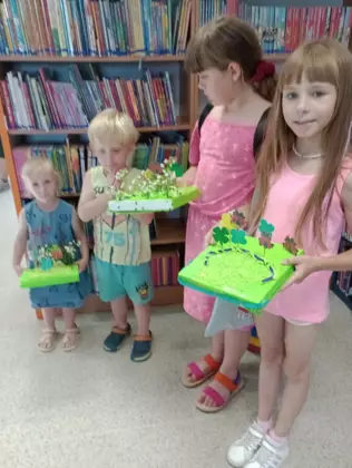 Uczestnicy prezentującą swoje makiety zielonych łąk.