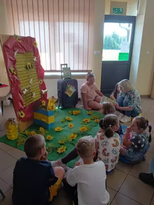 Pani bibliotekarka czyta dzieciom bajeczkę.