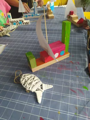 Statki zbudowane z drewnianych klocków.