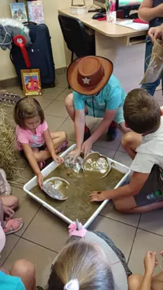 Uczestnicy zajęć wypłukują złoto.