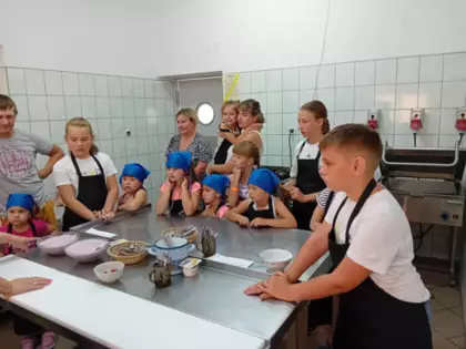 Uczestnicy słuchują instrukcji dotyczących przygotowania szpajzy.