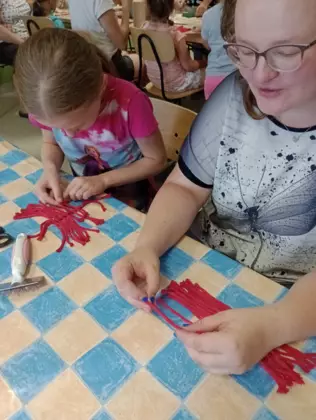 Uczestniczki rozpoczęły proces tworzenia się makramowego liścia.