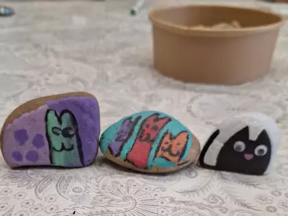 Kamyki pomalowane kolorowymi markerami.