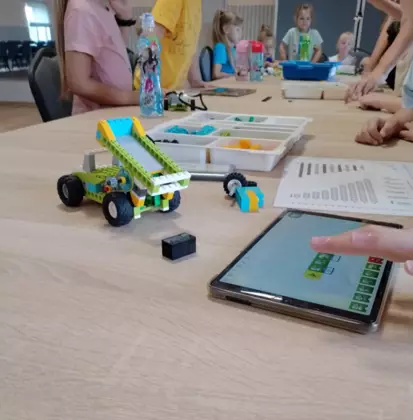 Pojazd zbudowany z klocków lego.