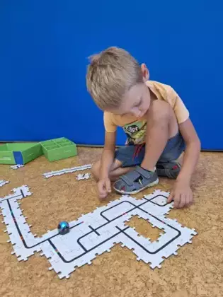 Chłopczyk programuje trasę dla Ozobota.