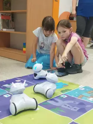 Dwie dziewczynki wspólnie ustalaja trasę Photona.