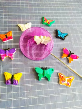 Kolorowe motylki pomalowane przez uczestników zajęć.