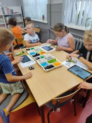 Dzieci korzystając z tabletów pojazdy jeżdżące.