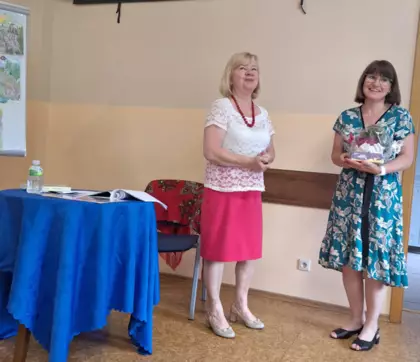 Maria Dziuk z Dyrektor Biblioteki Klaudią Kubicą.