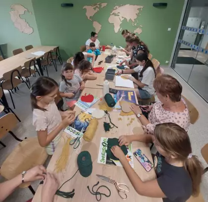 Uczestniczki wyplatają swoje listki.