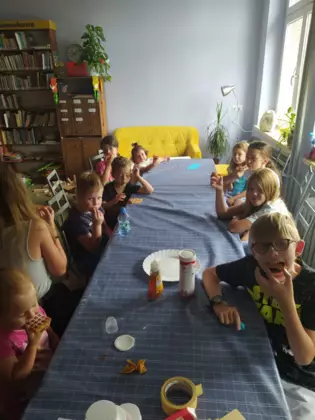 Słodki poczęstunek po zajęciach plastycznych.