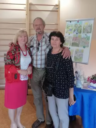 Autorka książki pozuje do zdjęcia z uczestnikami spotkania.