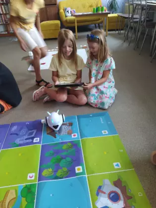 Dwie dziewczynki wspólnie wyznaczają trasę Photonowi.