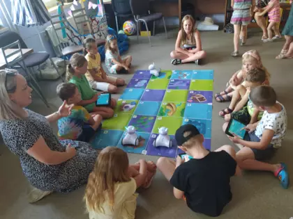 Pani instruktorka tłumaczy w jaki sposób zaprogramować Photona.