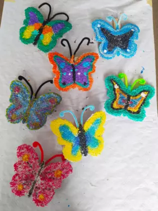 Kolorowe motyki zrobione przez dzieci.