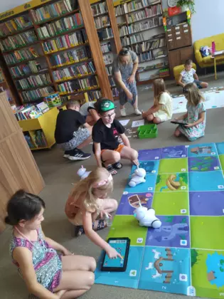 Dzieci bawią się robotami.