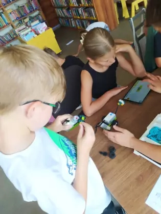 Warsztaty Akademii Małego Inżyniera z 'Robotyki LEGO' w Gwoździanach