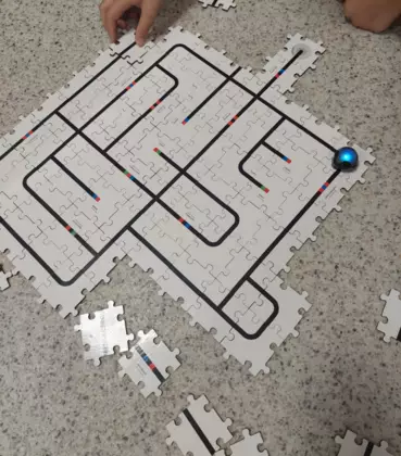 Ozobot poruszający się po ustalonej przez dzieci drodze.