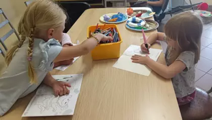 Dziewczynki kolorują obrazki.