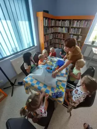 Dzieci szykują materiały do przygotowania swoich przyszłych makiet.